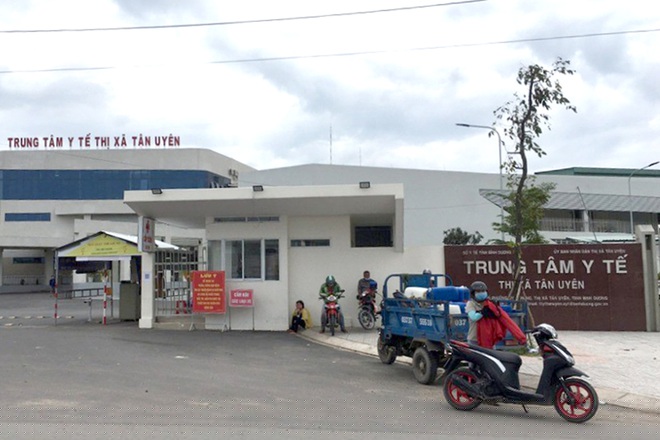 Giám đốc Trung tâm Y tế thị xã Tân Uyên đã bị đình chỉ công tác vì chưa làm tốt công tác phòng chống dịch Covid-19.