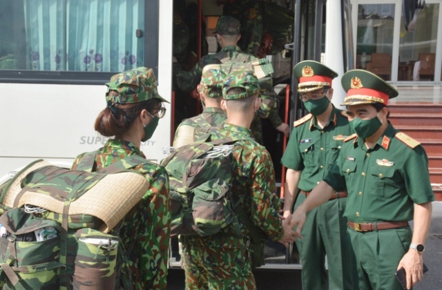 Y bác sĩ và cán bộ hậu cần hối hả lên đường vào miền Nam chống dịch Covid-19