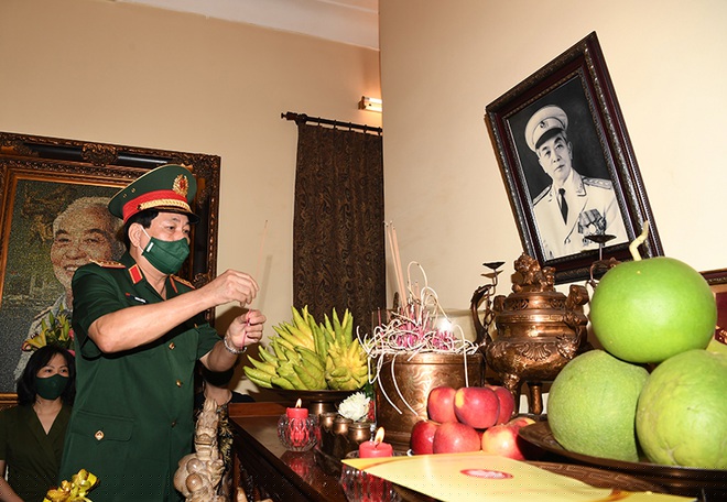 Đại tướng Lương Cường, Ủy viên Bộ Chính trị, Ủy viên Thường vụ Quân ủy Trung ương, Chủ nhiệm Tổng cục Chính trị QĐND Việt Nam dâng hương tưởng nhớ Đại tướng Võ Nguyên Giáp.