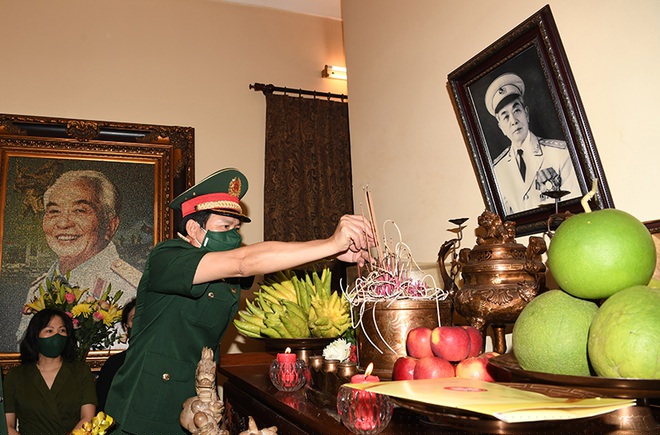 Thượng tướng Nguyễn Tân Cương, Ủy viên Trung ương Đảng, Ủy viên Thường vụ Quân ủy Trung ương, Tổng Tham mưu trưởng QĐND Việt Nam dâng hương tưởng nhớ Đại tướng Võ Nguyên Giáp.