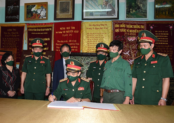 Đại tướng Phan Văn Giang ghi sổ lưu niệm, bày tỏ lòng kính trọng, biết ơn những công lao to lớn của Đại tướng Võ Nguyên Giáp.