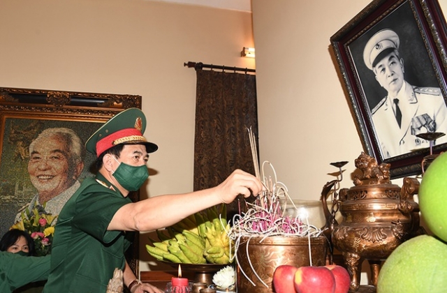 Bộ trưởng Bộ Quốc phòng dâng hương tưởng niệm Đại tướng Võ Nguyên Giáp