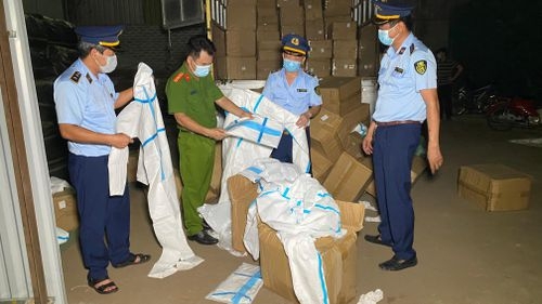 Lào Cai: Bắt giữ hơn 8.600 bộ quần áo bảo hộ y tế không rõ nguồn gốc