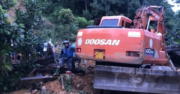 Tuyên Quang: 3 cháu nhỏ bị đất, đá vùi lấp khi đang ngủ