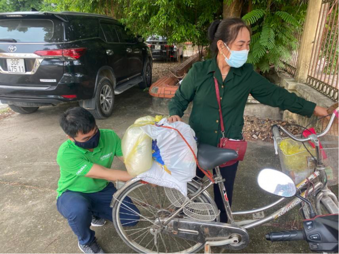 Các tình nguyện viên của Alphanam Green Foundation nhiệt tình hỗ trợ bà con sau khi mua hàng