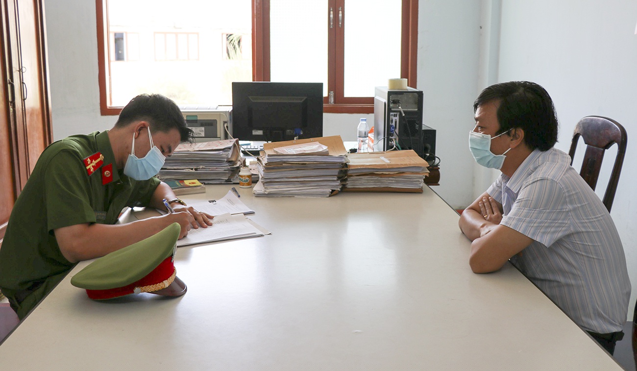 Bị can Ngô Quang Phú, Phó giám đốc Sở Tài nguyên Môi trường Phú Yên làm việc với cơ quan Công an.