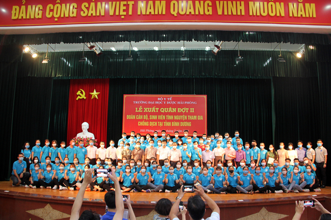 Đo&agrave;n c&aacute;n bộ, sinh vi&ecirc;n t&igrave;nh nguyện xuất qu&acirc;n tham gia chống dịch tại tỉnh B&igrave;nh Dương h&ocirc;m 16/7.