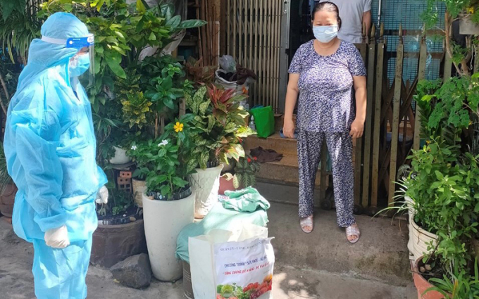 Cán bộ phường Võ Thị Sáu, quận 3 (TP Hồ Chí Minh) đi chợ thay và gửi hàng đến từng hộ dân.