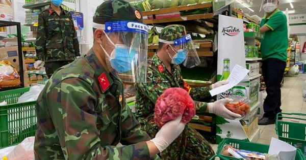 Đi chợ giúp dân những ngày giãn cách