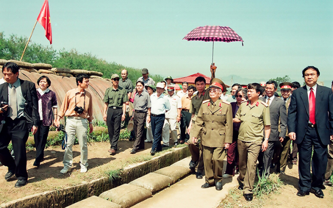 Đại tướng Võ Nguyên Giáp về thăm lại chiến trường Điện Biên Phủ năm xưa (tháng 4/2004). Ảnh: TRẦN HỒNG