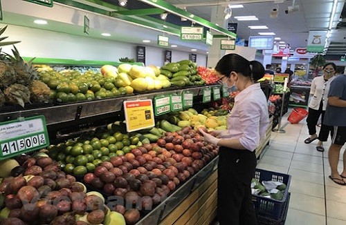 Hàng hóa luôn được cung ứng đầy đủ với giá cả bình ổn tại các siêu thị, đảm bảo nhu cầu của người dân. Ảnh: TL.