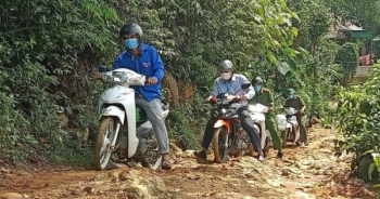 Trèo đèo, lội suối tuyên truyền chống dịch Covid-19 vùng biên viễn