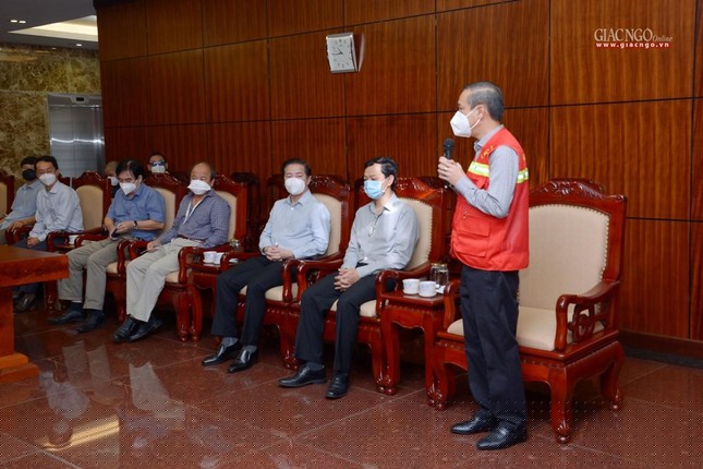 Phật giáo TP.HCM trao tặng 6 chiếc xe cứu thương phục vụ bệnh nhân