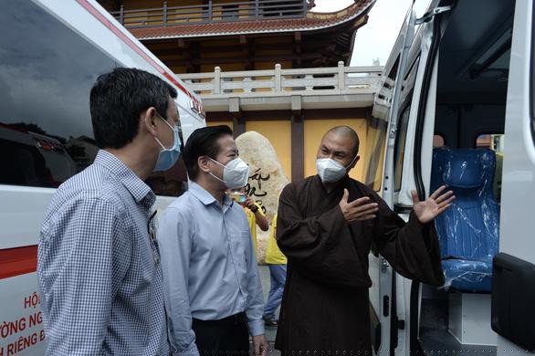 Đại đức Thích Minh Phú giới thiệu nội thất xe với quý bác sĩ 