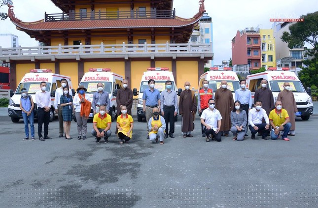 Các đại biểu tham dự trước các xe cứu thương được trao sáng 25-8