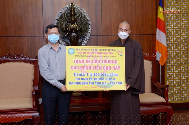 Trao bảng tượng trưng đến Bệnh viện Chợ Rẫy