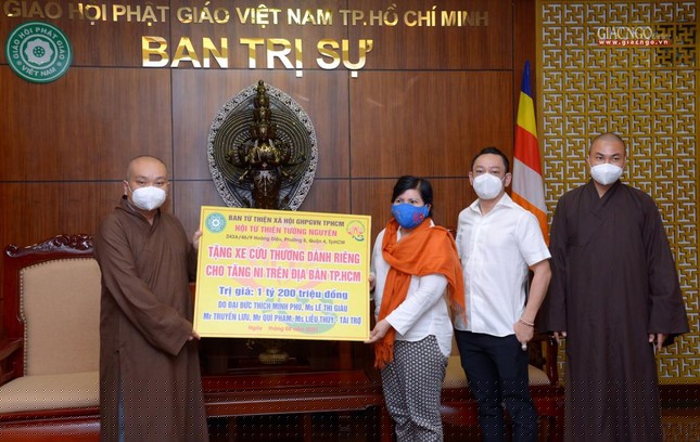 Đại đức Thích Trung Nguyện thay mặt tiếp nhận xe cứu thương dành cho Tăng Ni