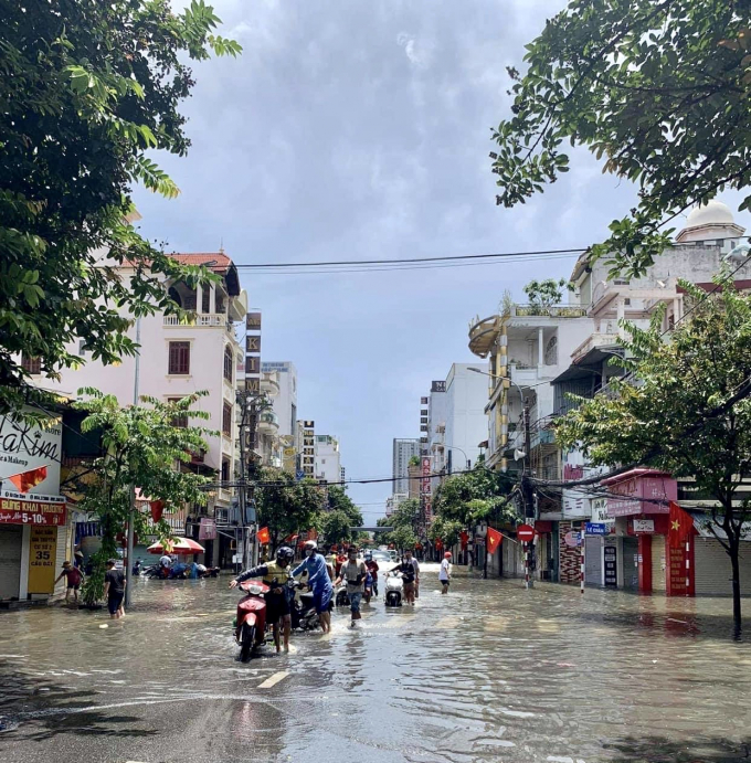 Phố hoá sông khiến việc đi lại của người dân khá vất vả.