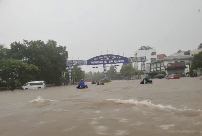 Nhiều tuyến đường ngập lụt sâu từ 40-50 cm.