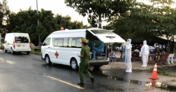 Hậu Giang: 1 người trong nhóm giả đeo khăn tang để thông chốt dương tính với vi rút SARS-CoV-2