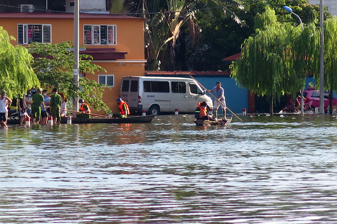Lực lượng chức năng tìm kiếm thi thể hai cháu.
