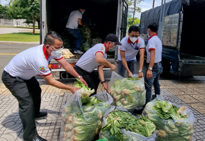 Trao tặng trực tiếp rau củ quả, để động viên kịp thời và cung ứng thực phẩm cho người dân vùng dịch.