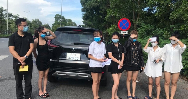 Phát hiện 6 cô gái trẻ trên xế hộp dùng giấy đi đường giả