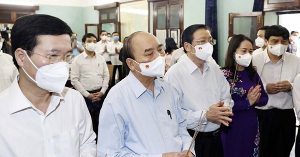 Chủ tịch Nước Nguyễn Xuân Phúc dâng hương tưởng niệm Chủ tịch Hồ Chí Minh