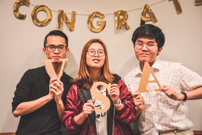 Diệu Linh (giữa) cùng các bạn trong cộng đồng du học sinh Việt Nam.