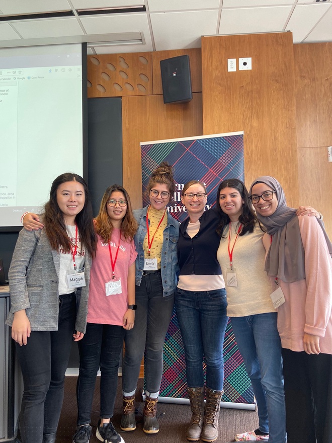 Diệu Linh (thứ hai từ trái sang) tham gia chương trình workshop về khoa học máy tính.