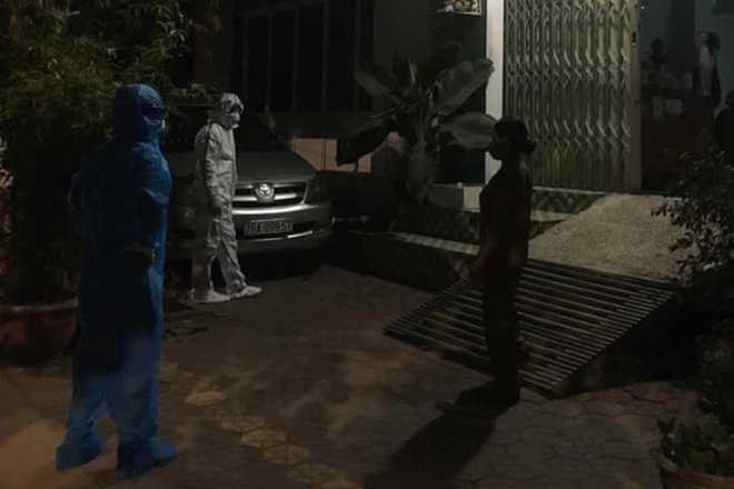 Lực lượng truy vết vụ 2 tài xế mắc Covid-19 làm việc với chủ một nhà trọ tại phường Nghĩa Chánh, TP Quảng Ngãi.