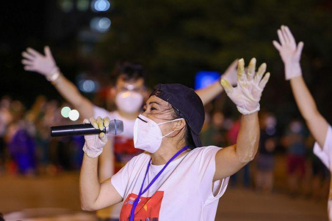 C&aacute;c ca sĩ biểu diễn phục vụ hơn 10 ng&agrave;n bệnh nh&acirc;n tại Bệnh viện d&atilde; chiến số 3 v&agrave; số 6 TP HCM.