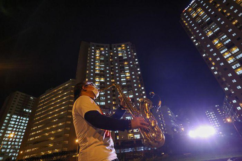 Nghệ sĩ sacxophone Trần Mạnh Tuấn biểu diễn phục vụ c&aacute;c y b&aacute;c sĩ v&agrave; bệnh nh&acirc;n tại t&acirc;m dịch Covid-19 TP Hồ Ch&iacute; Minh.