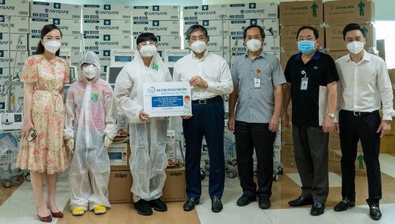 X&egrave;o Chu v&agrave; gia đ&igrave;nh trao tặng trang thiết bị y tế hỗ trợ bệnh viện Đại học Y Dược TP Hồ Ch&iacute; Minh trong c&ocirc;ng t&aacute;c điều trị, ph&ograve;ng chống Covid-19.