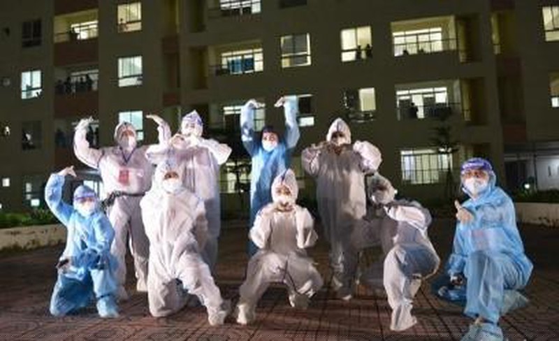 C&aacute;c nghệ sĩ biểu diễn tại bệnh viện d&atilde; chiến TP HCM.