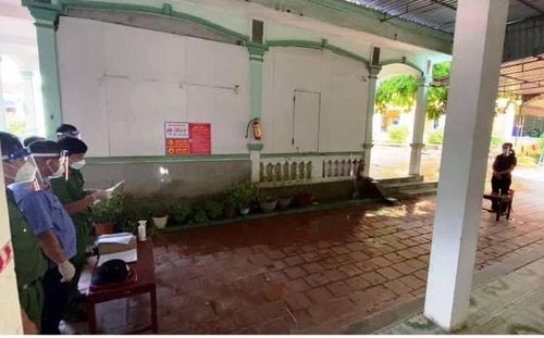 Khởi tố người phụ nữ lột quần áo, đe doạ lực lượng chống dịch khi bị yêu cầu đi cách ly