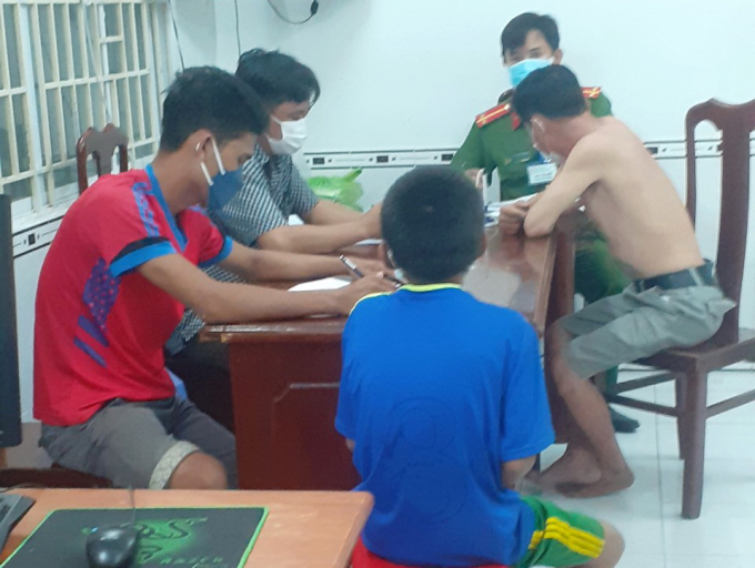 Các đối tượng bị bắt quả tang tụ tập ăn nhậu trong thời gian giãn cách.