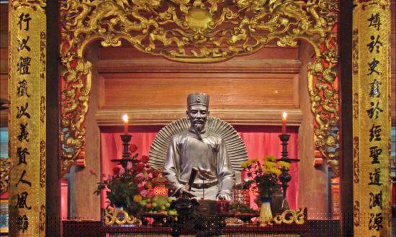 Tượng Thầy giáo Chu Văn An tại Văn miếu Quốc Tử Giám