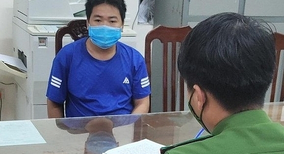 Nam thanh niên dùng dao, kéo hành hung cảnh sát ngay tại trụ sở UBND xã