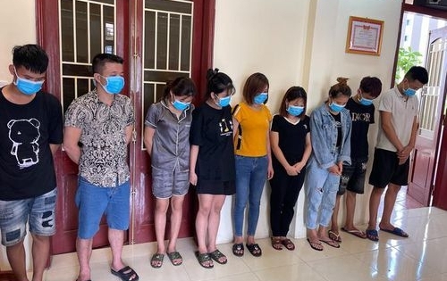 Đình chỉ công tác một phó chủ tịch xã vì để quán karaoke mở cửa trong mùa dịch