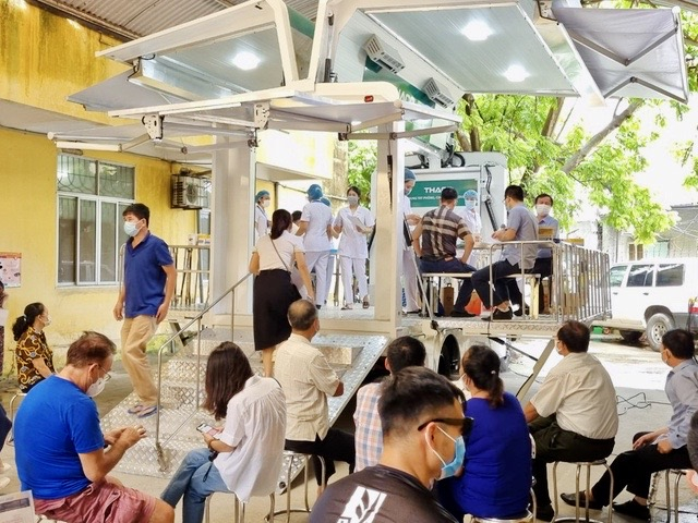 Hải Phòng bắt đầu triển khai tiêm vaccine phòng Covid-19 bằng xe chuyên dụng lưu động. Ảnh CTTĐT Hải Phòng