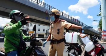 TP Hồ Chí Minh: Shipper ngại ra đường, ứng dụng vẫn tắt