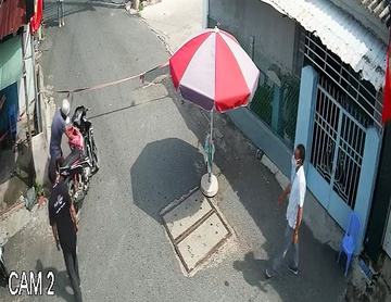 Trung (đội mũ bảo hiểm) dừng xe, rút dao tấn công nhóm người trực chốt. Ảnh: Chụp từ camera.