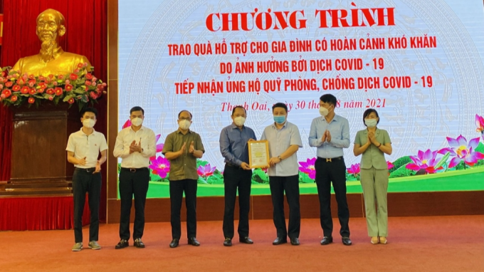 Ông Bùi Hoàng Phan, Bí thư Huyện ủy; ông Nguyễn Nguyên Hùng, Phó Bí thư Thường trực, Chủ tịch HĐND huyện Thanh Oai; ông Bùi Văn Sáng, Chủ tịch UBND huyện Thanh Oai tri ân Báo Tuổi trẻ Thủ đô và Công ty Cổ phần đầu tư dịch vụ và thương mại ATP, Tổng công ty Cổ phần xây dựng Vinaconex.
