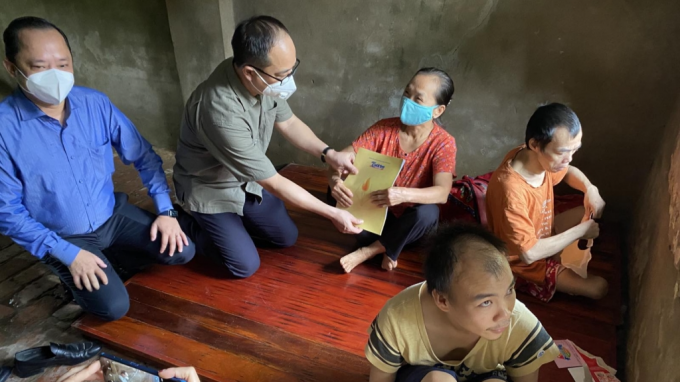 Đồng chí Nguyễn Mạnh Hưng, Tổng Biên tập báo Tuổi trẻ Thủ đô, ông Lý Quốc bảo, TGĐ Công ty ATP trao quà tới gia đình bà Nguyễn Thị Cấp ở thị trấn Kim Bài có 2 con bị tàn tật