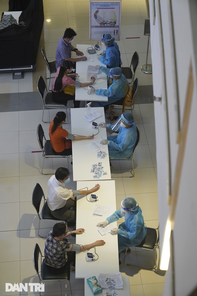 Người dân Bình Dương được kiểm tra, tư vấn kỹ trước khi tiêm vắc xin.