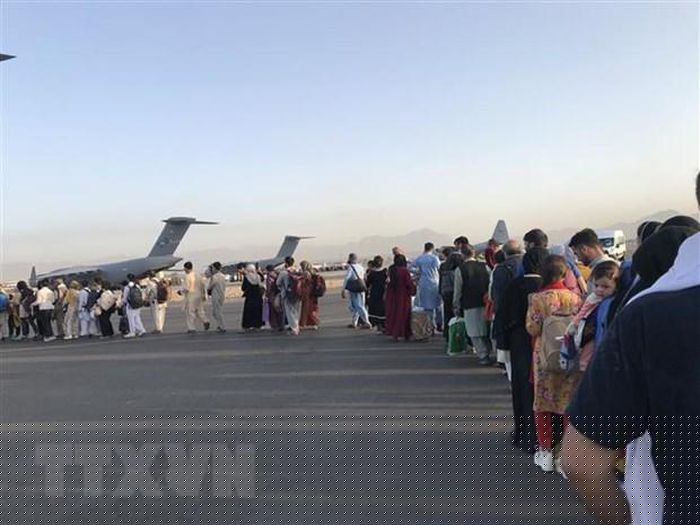 Người dân xếp hàng lên máy bay quân sự của Đức ở sân bay quốc tế Kabul (Afghanistan), để rời khỏi quốc gia Tây Nam Á, ngày 25/8/2021. (Ảnh: THX/TTXVN)
