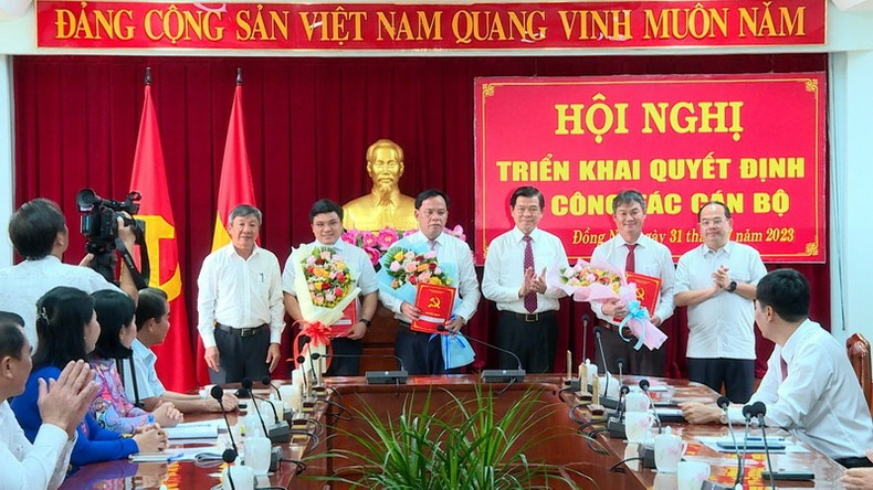 &Ocirc;ng Nguyễn Hồng Lĩnh - Ủy vi&ecirc;n Trung ương Đảng, B&iacute; thư Tỉnh ủy tỉnh Đồng Nai ch&uacute;c mừng 3 c&aacute; nh&acirc;n được chỉ định, bổ nhiệm.