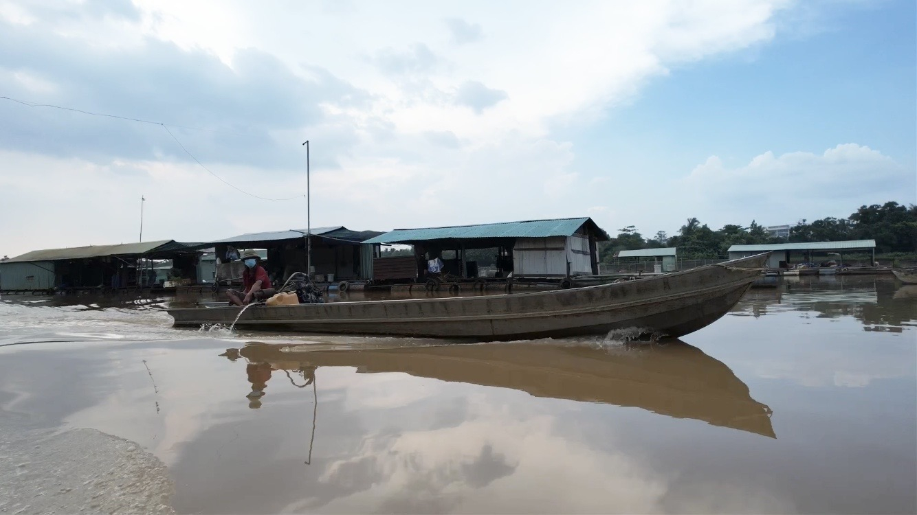 Lượng nước đang dâng cao trên sông Đồng Nai do mưa lũ.