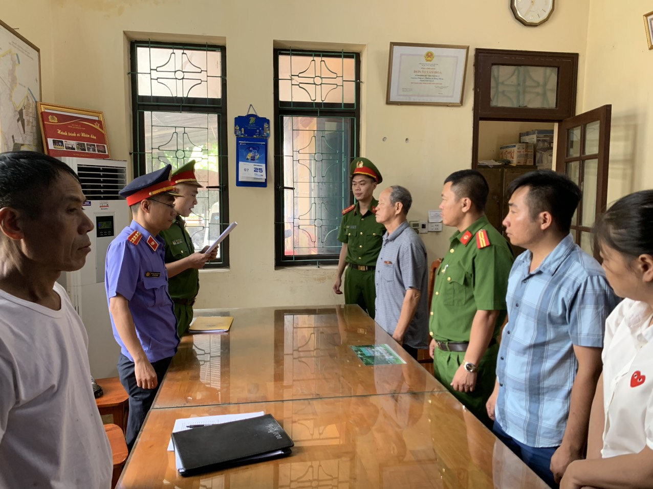 Cơ quan CSĐT Công an tỉnh Hà Nam tống đạt Quyết định khởi tố bị can, Lệnh bắt bị can để tạm giam, Lệnh khám xét đối với Phạm Gia Luật. Ảnh: CAHN